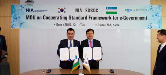 한국정보화진흥원은 1일 대구 본원에서 우즈벡 전자정부와 업무협약을 체결했다. 우즈베키스탄 전자정부시스템발전센터 카비 블라애프 세르죠드 센터장과 서병조 한국정보화진흥원장(오른쪽)이 기념촬영을 하고 있다. 한국정보화진흥원 제공